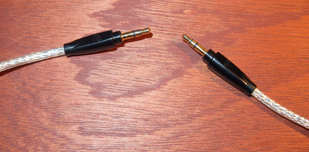 Photograph of 2,5mm audio cable with male ends.